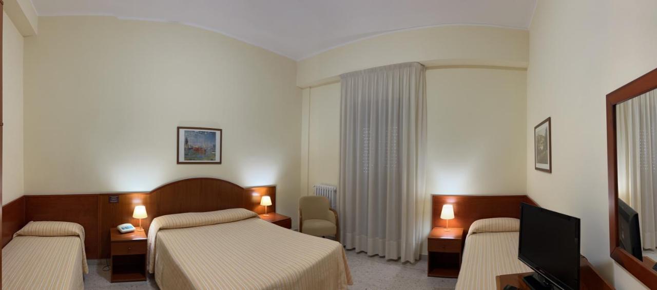 Il Nocchiero City Hotel ソヴェラート・マリーナ エクステリア 写真