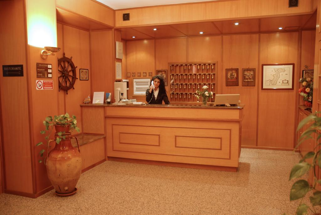 Il Nocchiero City Hotel ソヴェラート・マリーナ エクステリア 写真