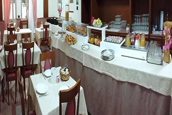 Il Nocchiero City Hotel ソヴェラート・マリーナ エクステリア 写真