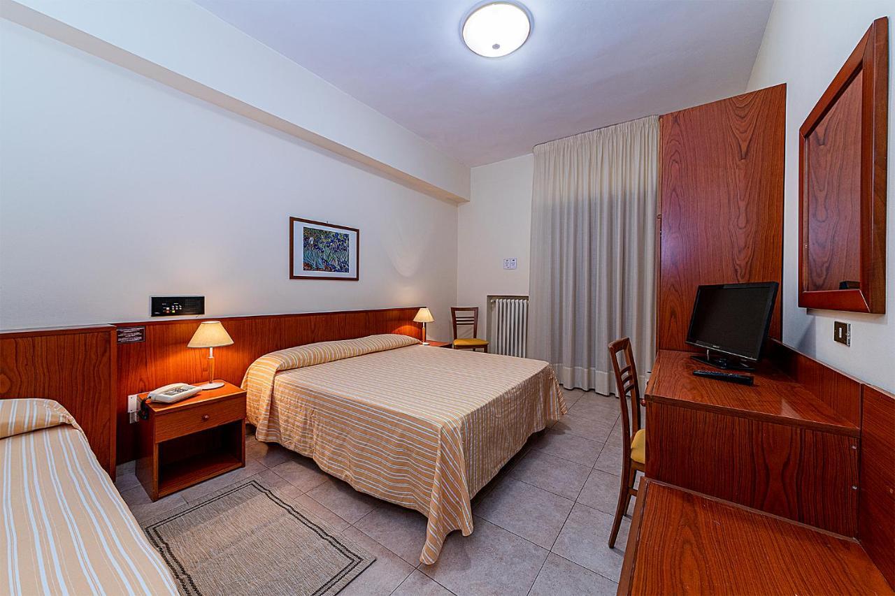 Il Nocchiero City Hotel ソヴェラート・マリーナ エクステリア 写真